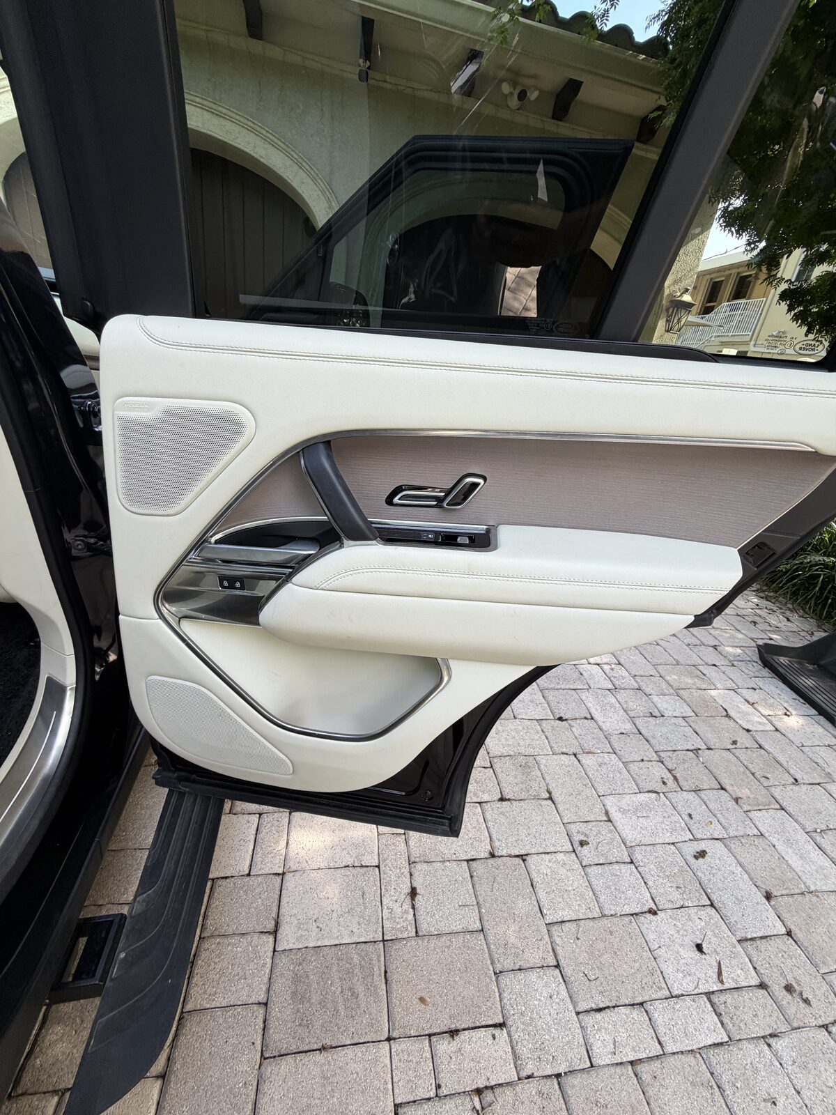 Range Rover — rear door panel detail, cream leather