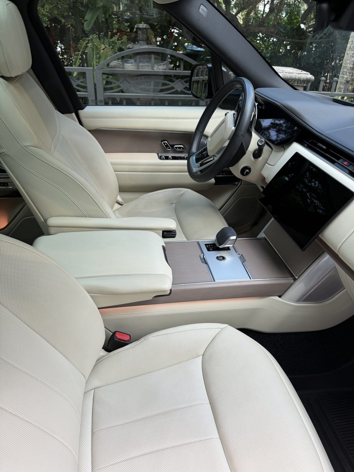 Range Rover — cream leather front cabin, spotless